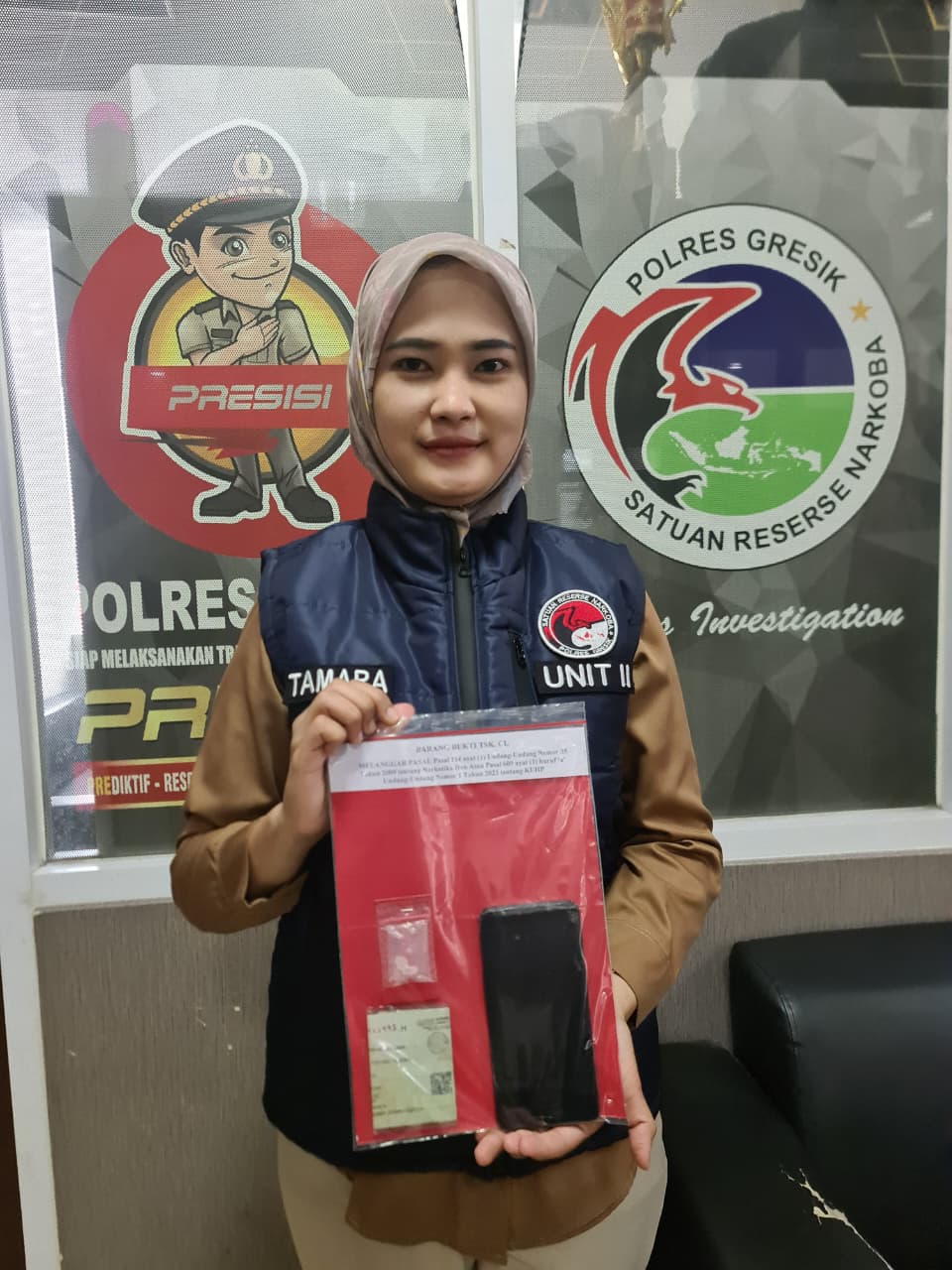 DIAMANKAN : Anggota Satreskoba saat menunjukan barang bukti kasus narkoba yang diamanakan di Mapolres Gresik.