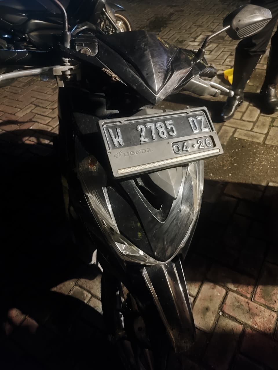 DIAMANKAN : Kendaraan sepeda motor yang terlibat kecelakan diamanakan anggota Polsek Driyorejo, Gresik.