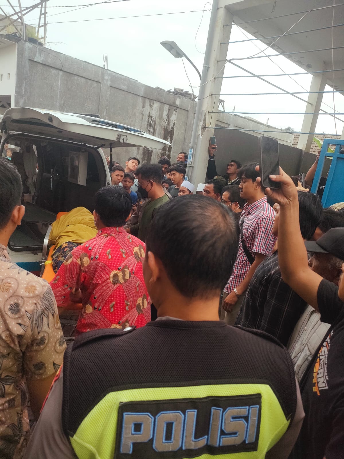 EVAKUASI : Anggota Polsek Kebomas Gresik saat melakukan evakuasi dan olah TKP di Rumah Kos Desa Kedanyang, Kecmatan Kebomas, Gresik.