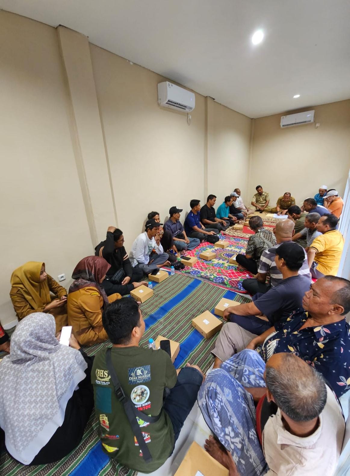 SYUKURAN : Para pedagang pasar Sidayu Gresik bersama UPT Pasar Dinas Koperasi, Usaha Mikro, dan Perindustrian Perdagangan (Diskoperindag) Gresik.