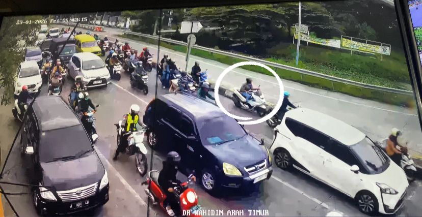 TEREKAM CCTV : Pelaku kasus pencabulan terekam cctv di dekat tol Bunder saat hendak kabur.