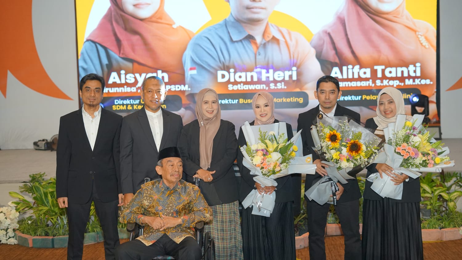 KOMITMEN: Jajaran leader Eyelink Group saat berkomitmen mewujudkan layanan kesehatan mata terbaik di &ldquo;Eyelink Conference 2026&rdquo;