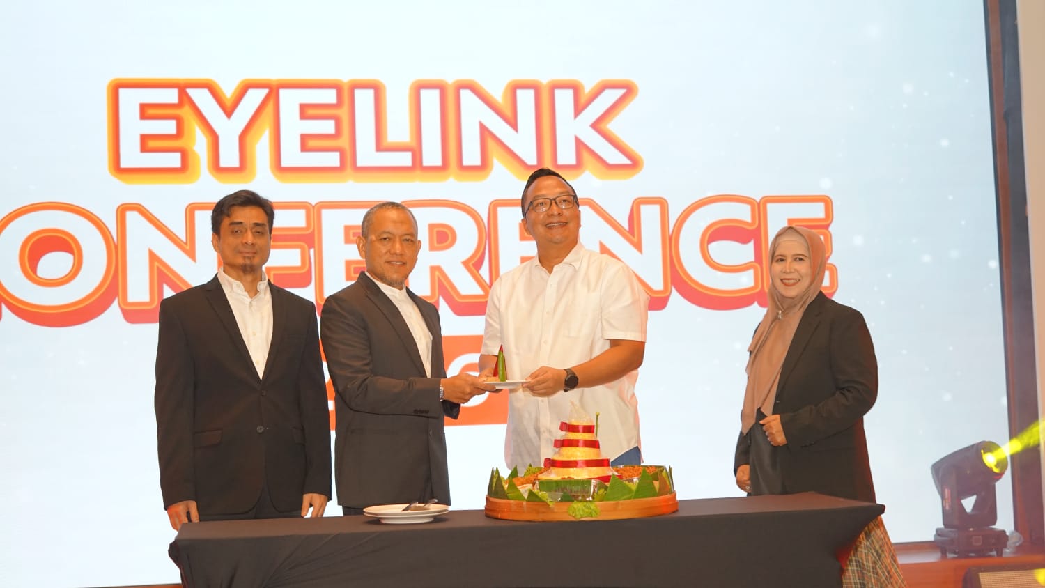 KONSISTEN: Wakil Bupati Gresik dr. H. Asluchul Alif dan President Director (Presdir) Eyelink Group Muhammad Rusli beserta jajarannya dalam HUT ke-16 Eyelink Group.