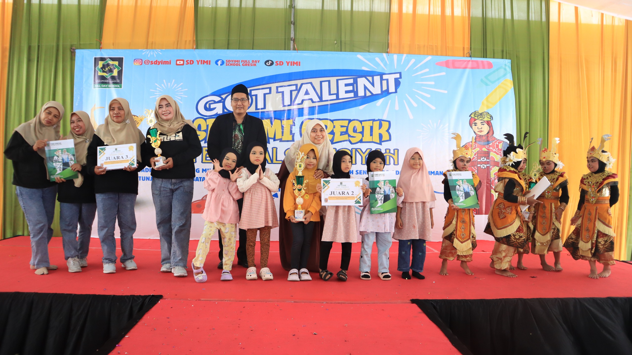 Para pemenang got talent SD YIMI dalam festival Rajabiyah.