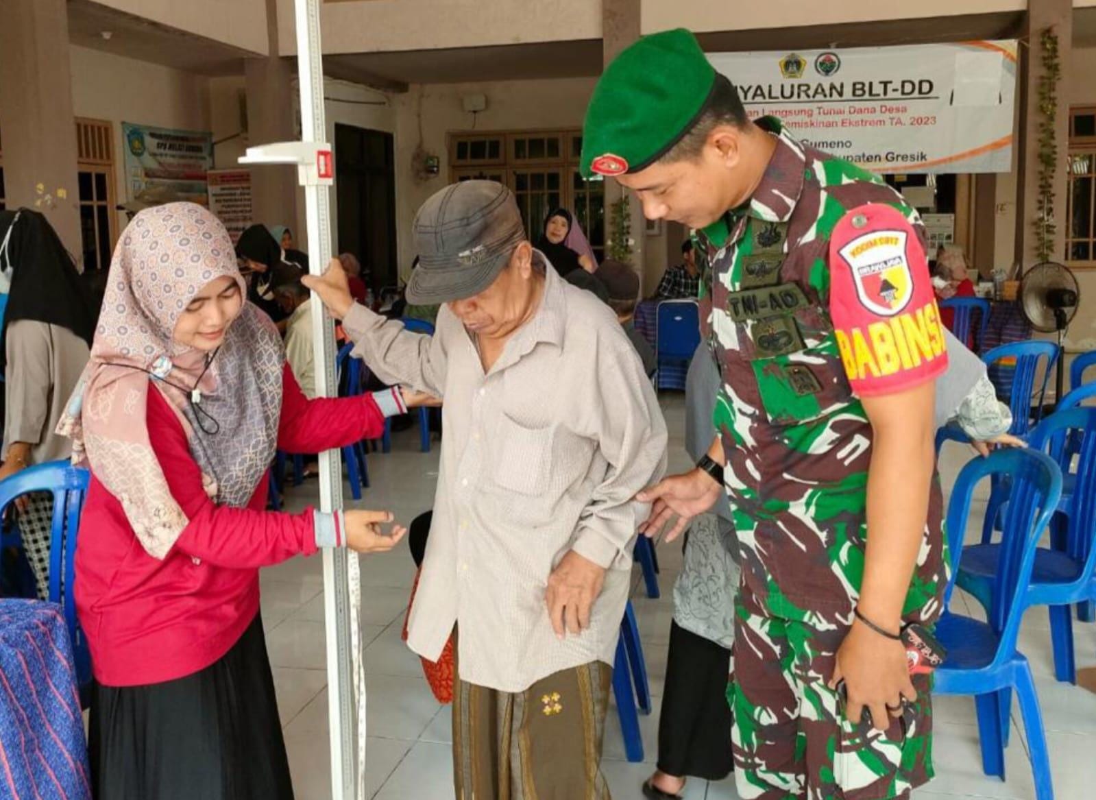 PENDAMPINGAN : Para lansia saat didampingi oleh Babinsa Manyar untuk pemeriksaan kesehatan.