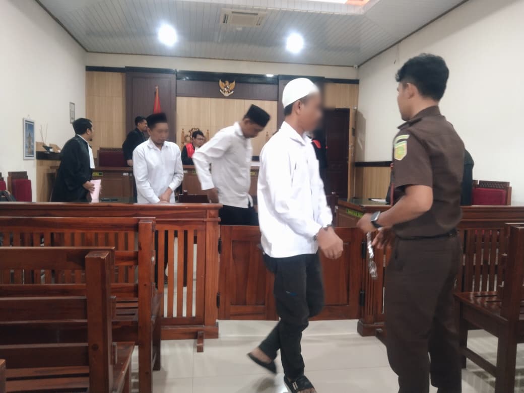 DISIDANG : Para Terdakwa dikawal anggota kejari Gresik usai menjalani sidang di PN Gresik menuju ke ruang tahanan.