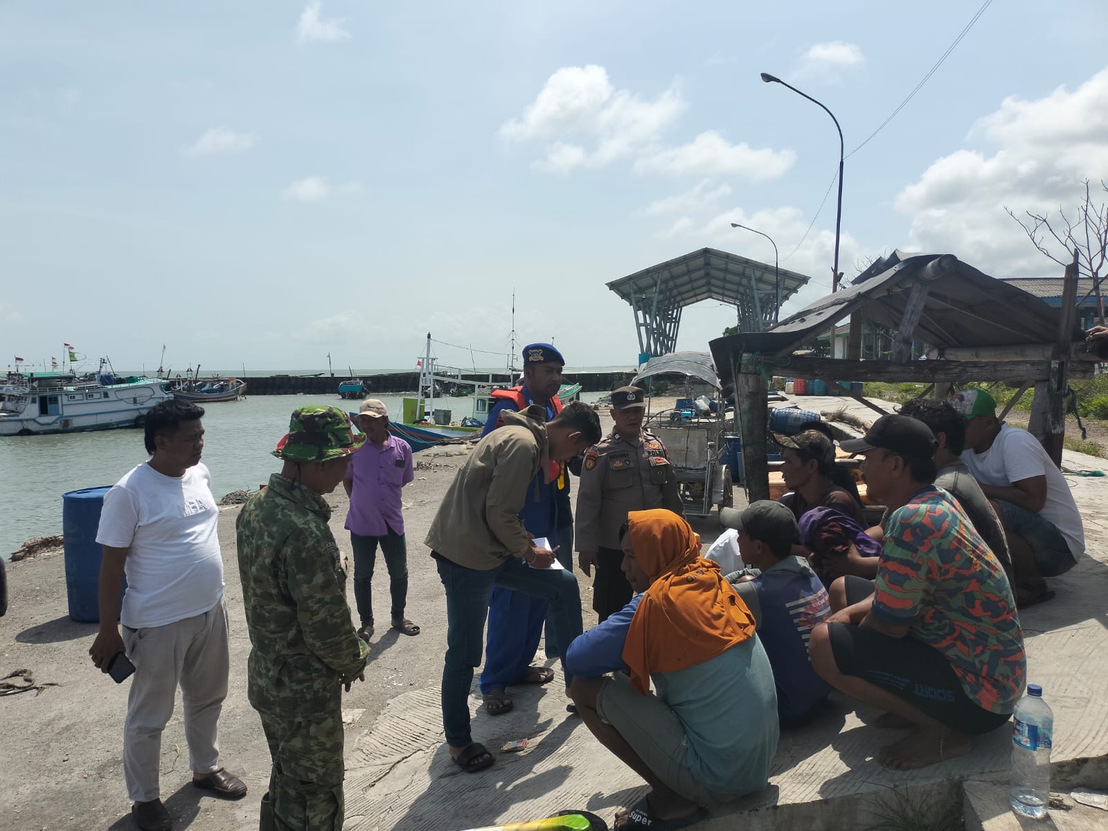 DIEVAKUASI : Petugas gabungan dari pihak TNI - Polri saat melakukan evakuasi para nelayan yang perahu nelayan mengalami kecelakaan air dan terguling di perairan Desa Banyuurip, Kecamatan Ujungpangkah,
