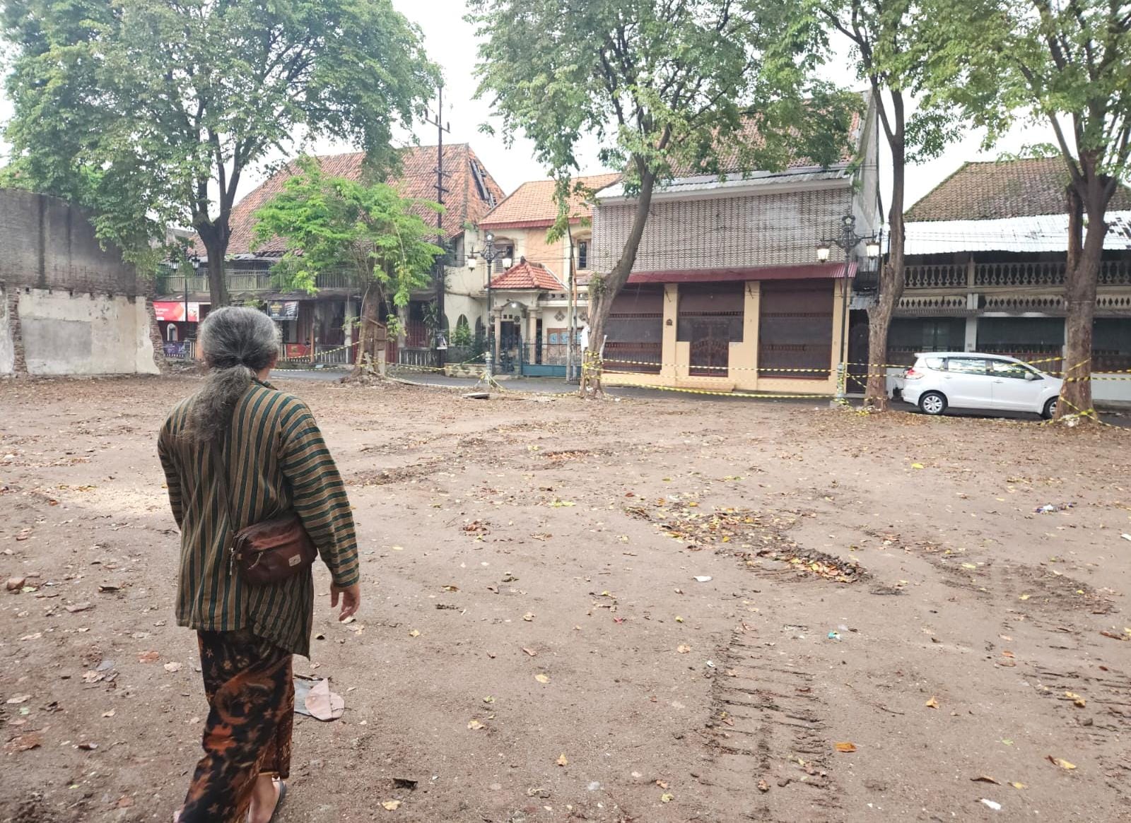 SUASANA : Para penggiat sejarah dan pelestari budaya saat meninjau lokasi pembongkaran gedung eks asrama VOC di Gresik