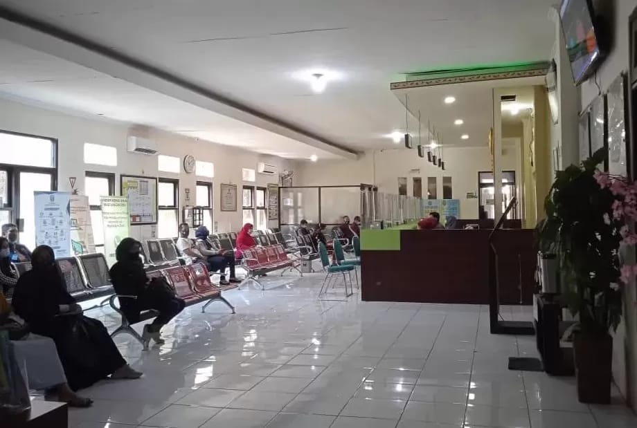 TINGGI : Suasana warga saat mengurus perceraian di kantor Pengadilan Agama (PA) Gresik.