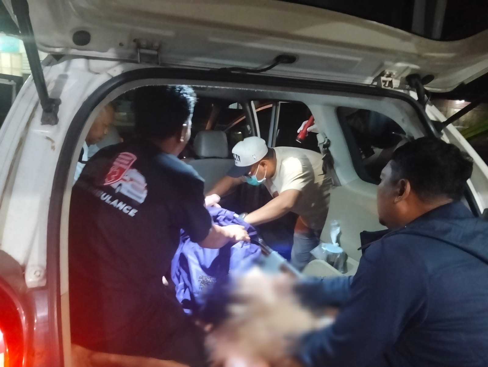 DIEVAKUASI : Anggota Polsek Menganti dibantu tim medis dan pihak keluarga saat melakukan evakuasi korban untuk dibawa ke Rumah Sakit.