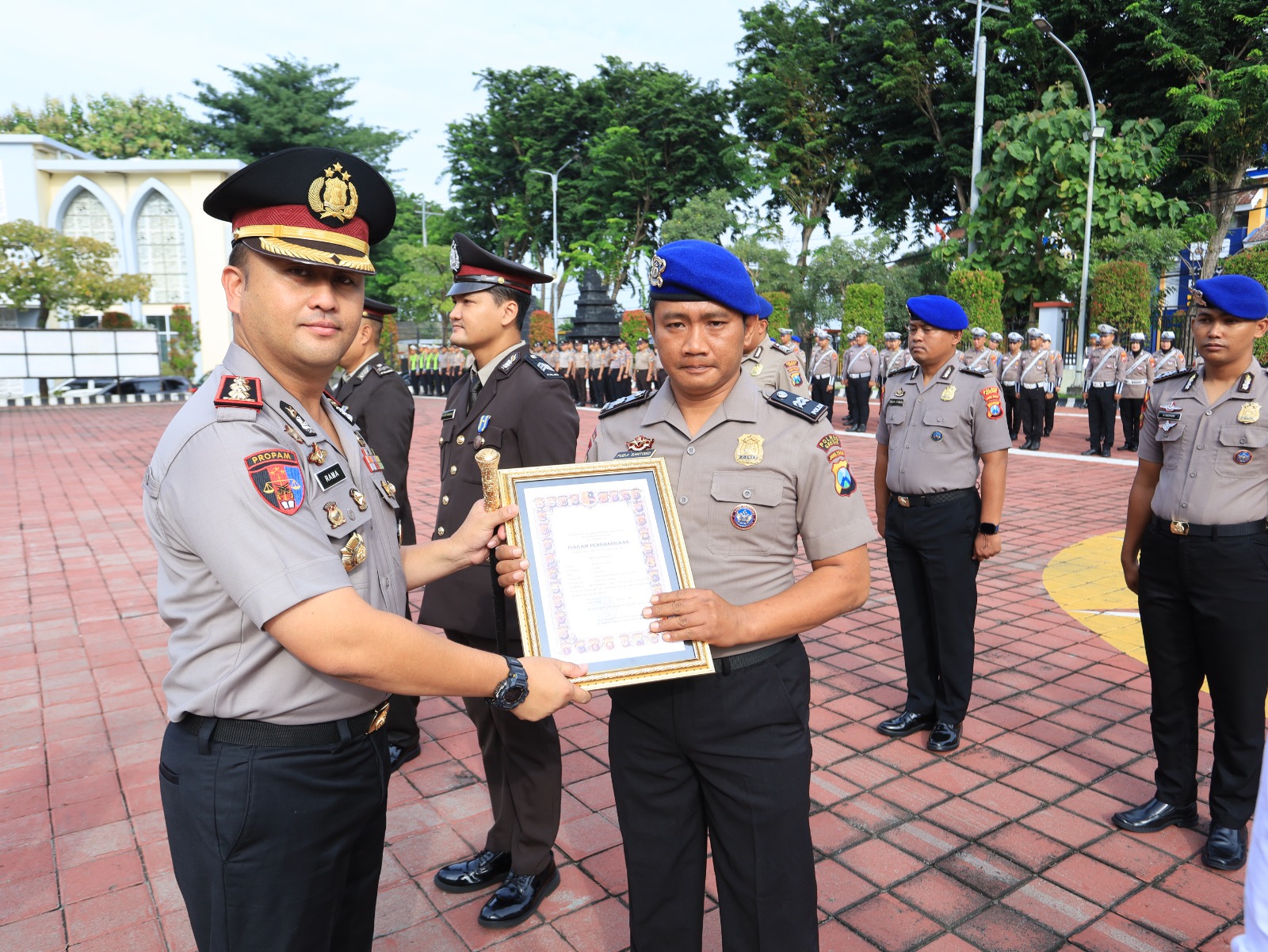 BERPREESTASI : Kapolres Gresik AKBP Ramadhan Nasution saat memberi apresiasi penghargaan terhadap 63 anggota Polres Gresik yang berprestasi.