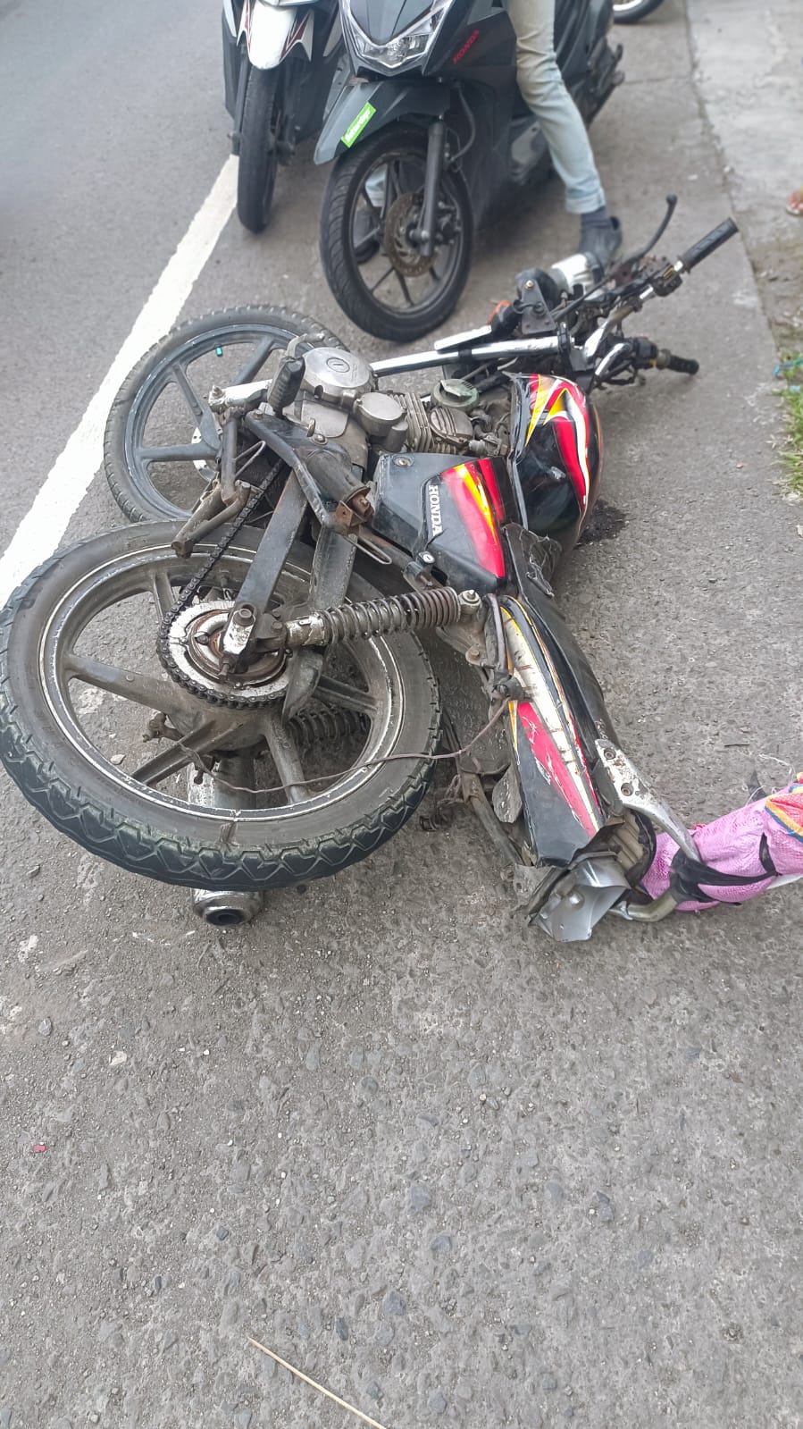 RINGSEK : Kondisi kendaraan sepeda motor milik korban ringsek usai mengalami kecelakaan di Jalan Raya Cangkir, Desa Cangkir, Kecamatan Driyorejo, Gresik.