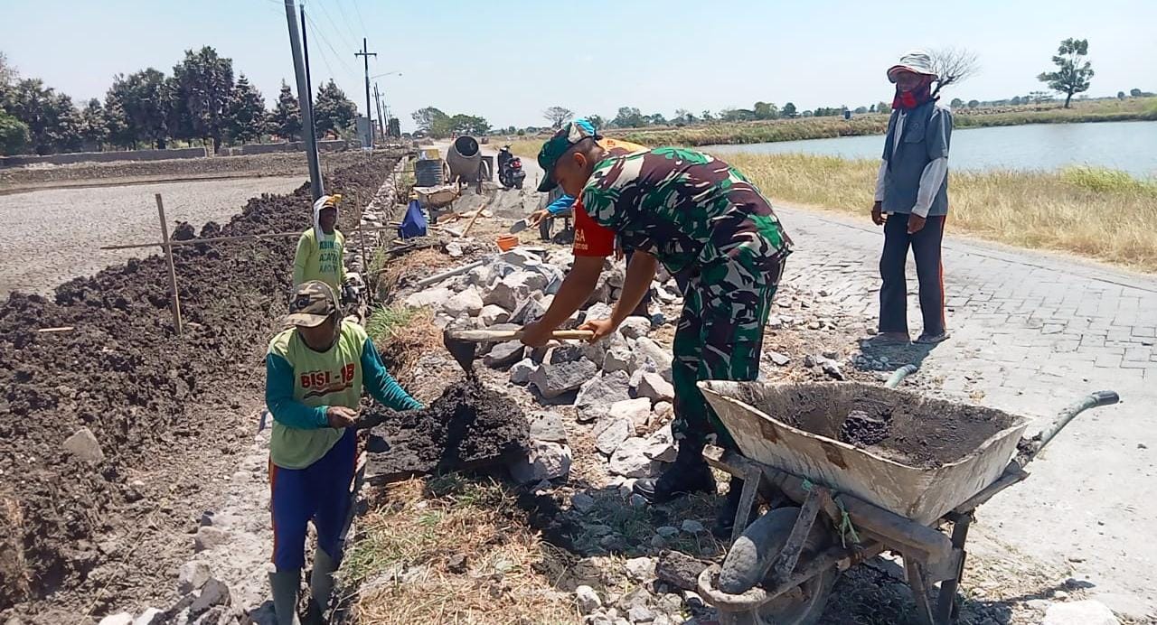 GOTONG ROYONG : Babinsa dan masyarakat melakukan gotong royong untuk tumbuhkan perekonomian desa.