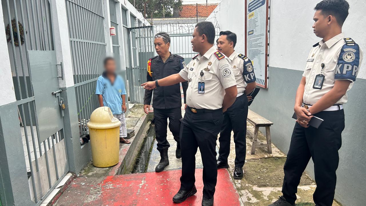 KONTROL LANGSUNG : Kepala Rutan Gresik Eko Widiatmoko m Intensifkan kontrol keliling untuk meperkuat keamanan dan kelayakan hunian warga binaan secara langsung.