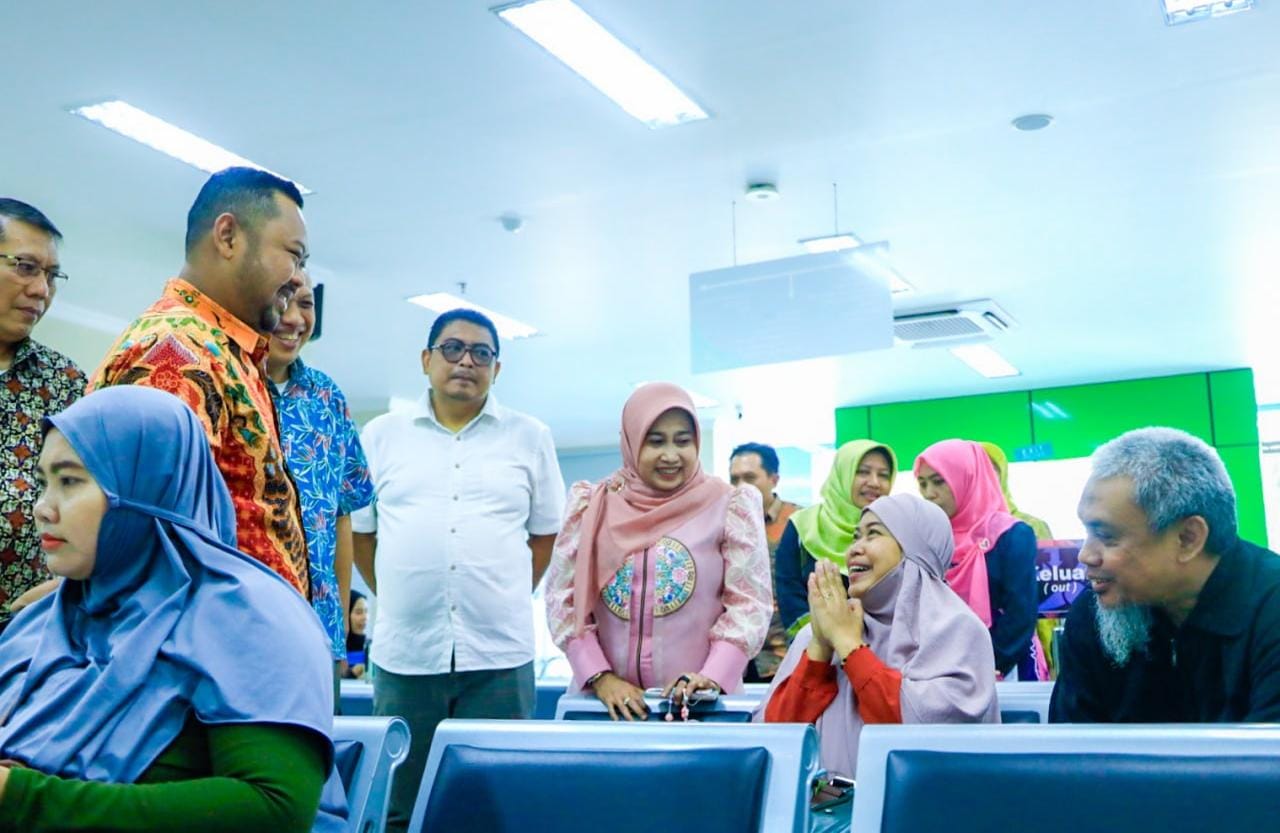 PANTAU : Bupati Gresik saat pantau peserta JKN di Gresik.