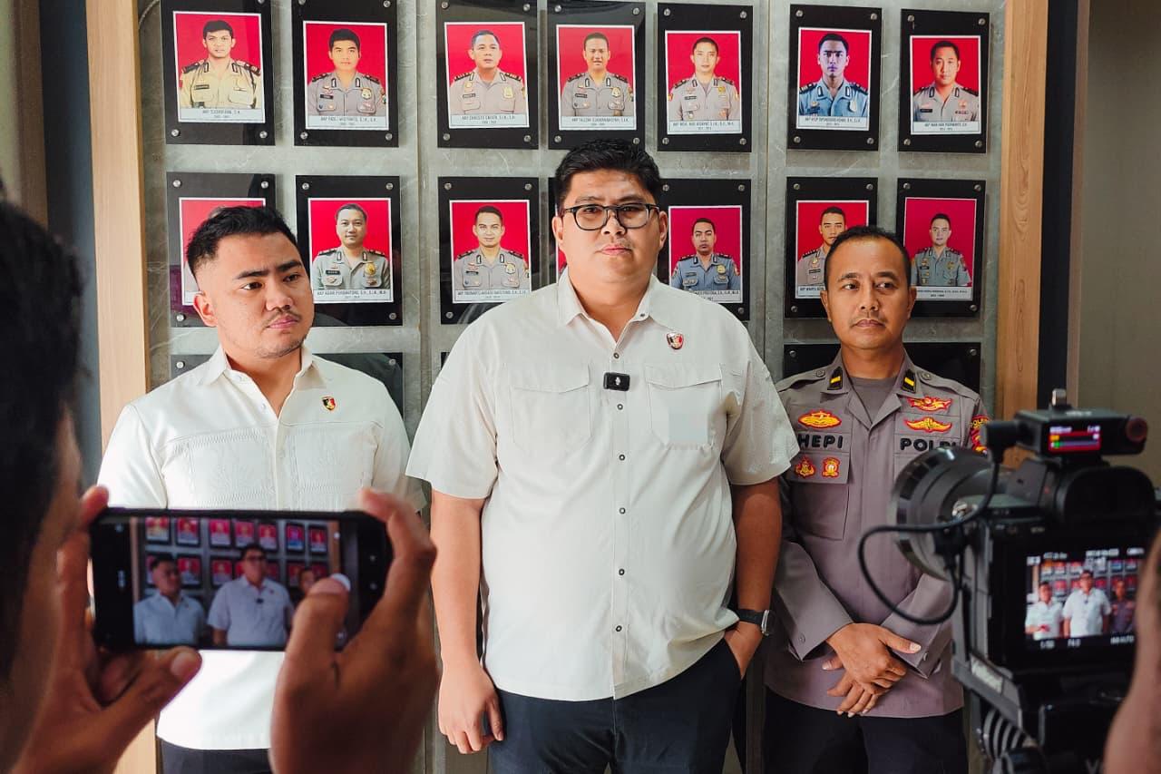 DIAMANKAN : Kasatreskrim Polres Gresik AKP Arya Widjaya, didampingi Kasihunas Polres Gresik Iptu Hepi saat memberikan keterangan pers di Mapolres Gresik.