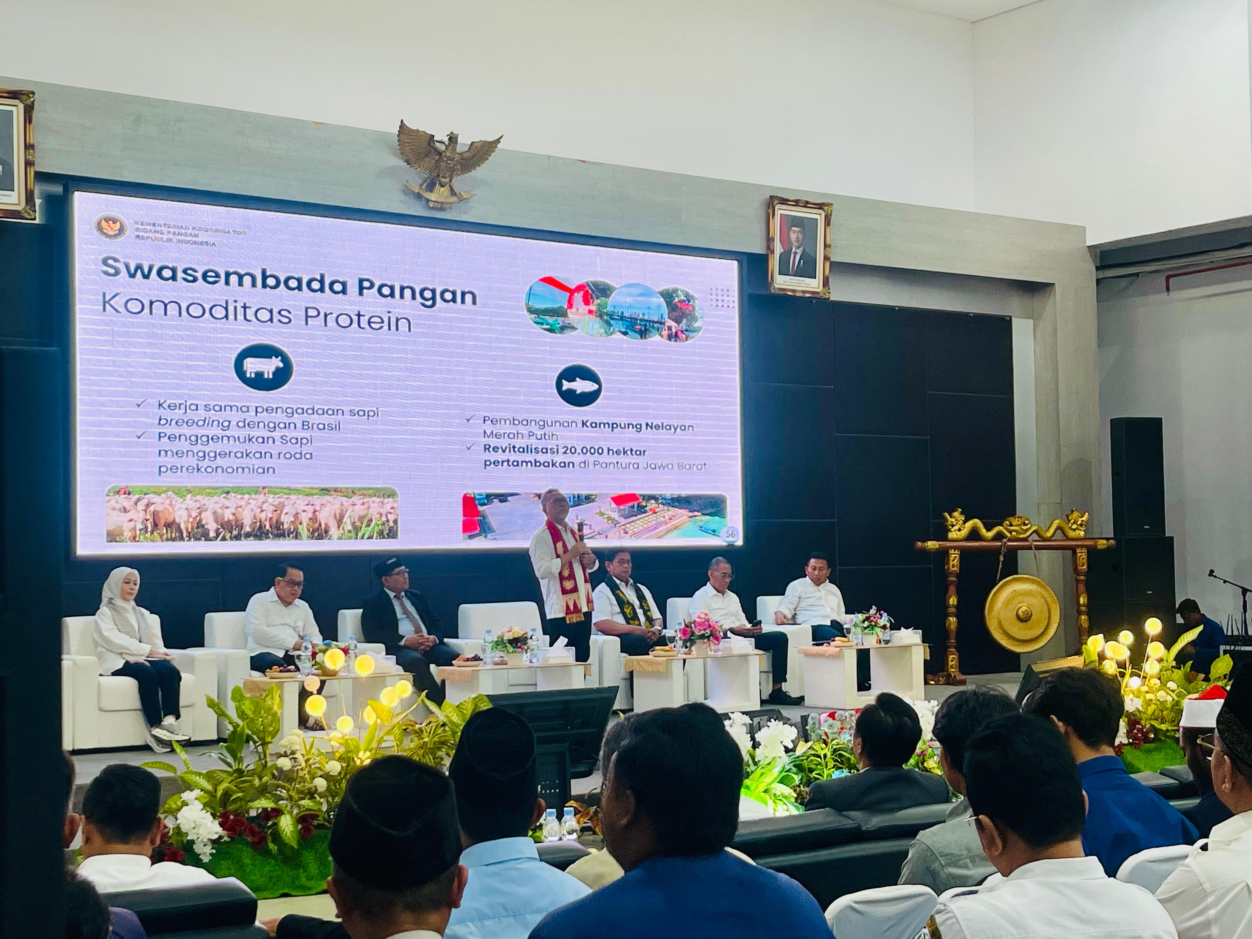 UMG menggelar Seminar Nasional "Ketahanan Pangan Menuju Indonesia Emas" pada Rabu (28/1) dengan menghadirkan Menko Pangan Zulkifli Hasan sebagai pembicara untuk memaparkan visi kemandirian pangan.