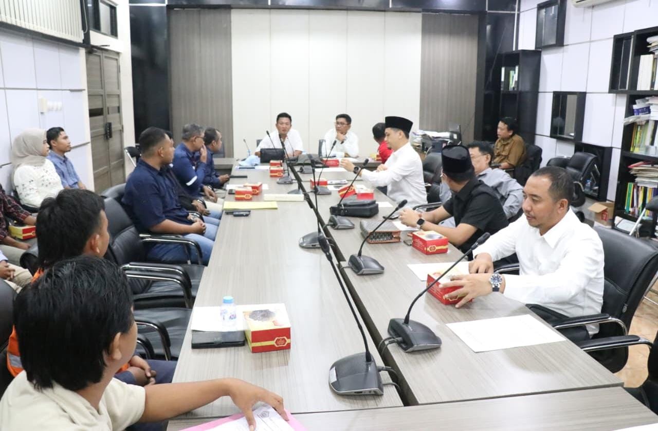 RAPAT :  Anggota Komisi II DPRD Gresik, Muhammad Kurdi saat rapat di DPRD Gresik.