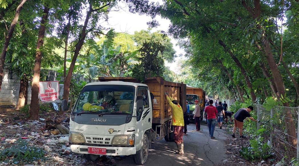 KERJA BAKTI : Warga GKA bersama Pemdes Yosowilangun dan DLH Kabupaten Gresik saat bersihkan sampah di lingkungan TPS Perumahan GKA, Gresik.