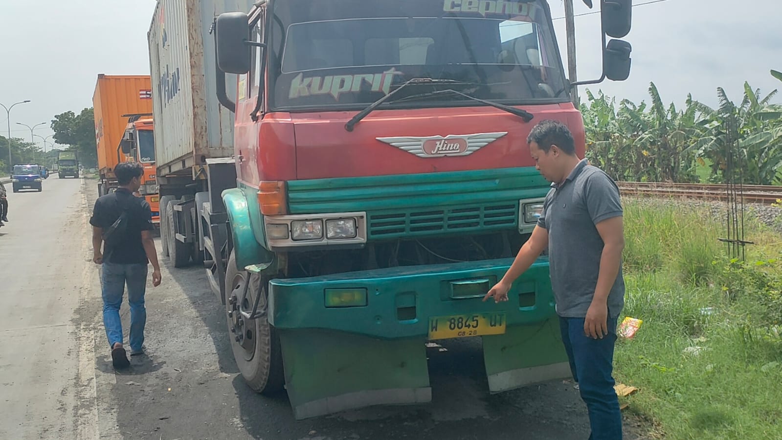 DITEMUKAN : Anggota Polsek Duduksampeyan saat mengamankan  truk kontainer yang sempat dicuri dari Surabaya ditemukan terparkir di Jalan Raya Duduksampeyan,