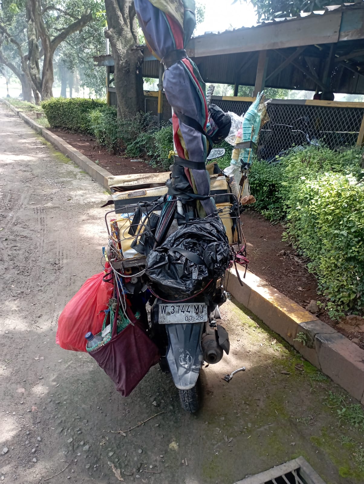 RINGSEK : Kendaraan sepeda motor korban ringsek usai terlibat kecelakaan dengan kendaraan Dump Truk di Jalan Raya Daendels, Desa Sekapuk, Kecamatan Ujungpangkah, Gresik.