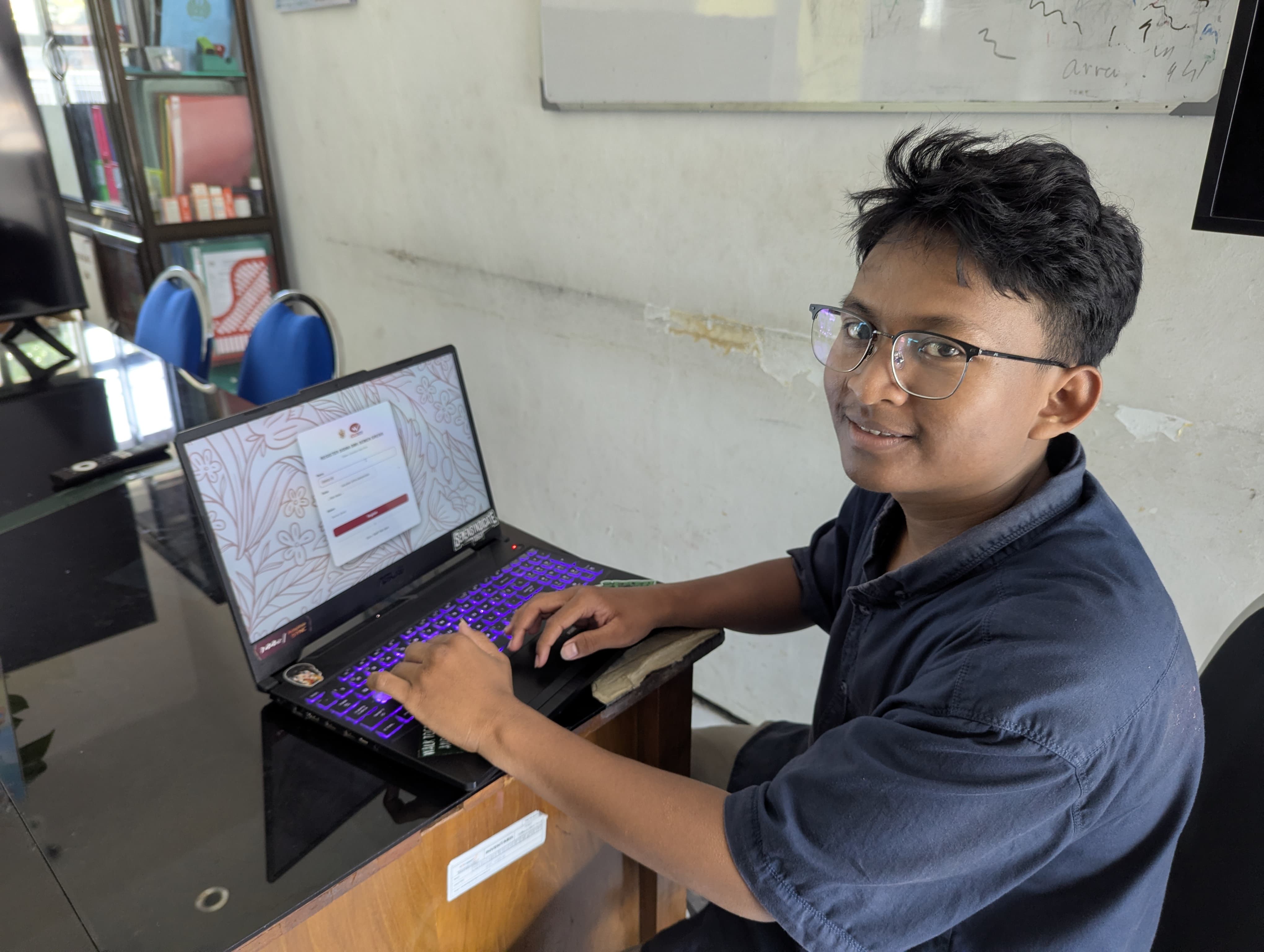 Keren : Galang Cipta Ramadhan, siswa SMK Semen Gresik, menunjukkan aplikasi E-Voting OSIS 2026 hasil karyanya yang berbasis PHP dan MySQL.