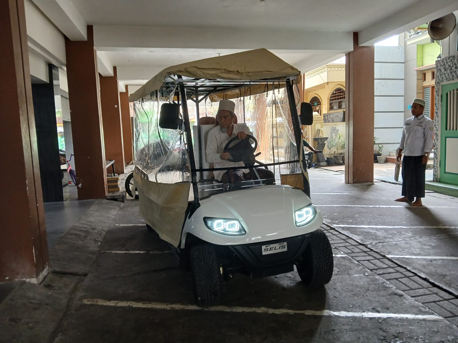 MOBIL : Fasilitas mobil untuk antar jemput jenazah di kawasan Manyar Gresik.