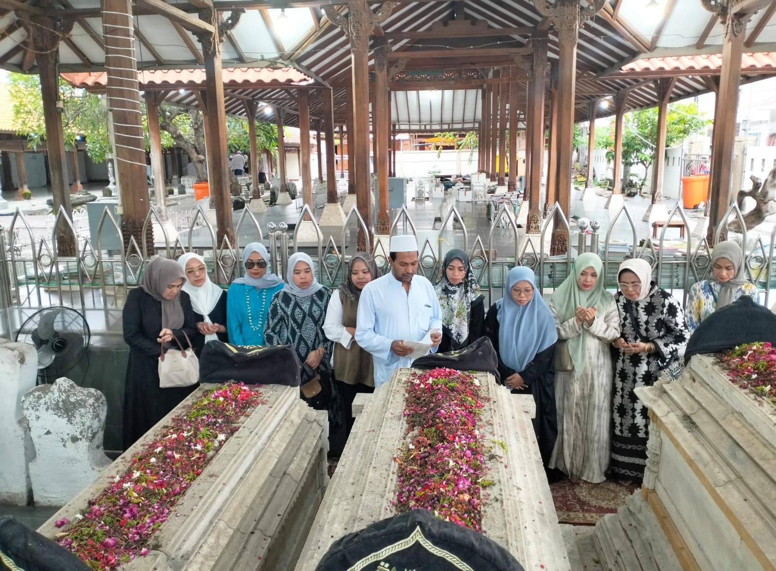 PENGUNJUNG : Menjelang bulan ramadhan para pengunjung makam wali di Gresik sudah ramai.