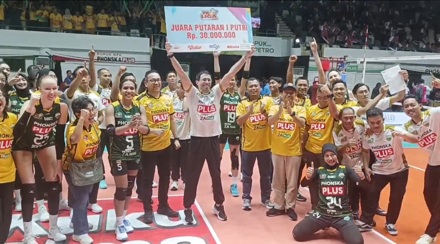 Pelatih Alexandre Lodi mengangkat moke up sebagai penanda GPPI juarai putaran I Proliga 2026.