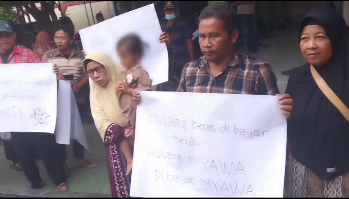 DEMO: Puluhan warga Desa Imaan, Kecamatan Dukun menggelar aksi demo di Pengadilan Negeri (PN) Gresik sebagai bentuk protes atas tuntutan JPU Kejari Gresik terhadap terdakwa Midhol yang dianggap ringan