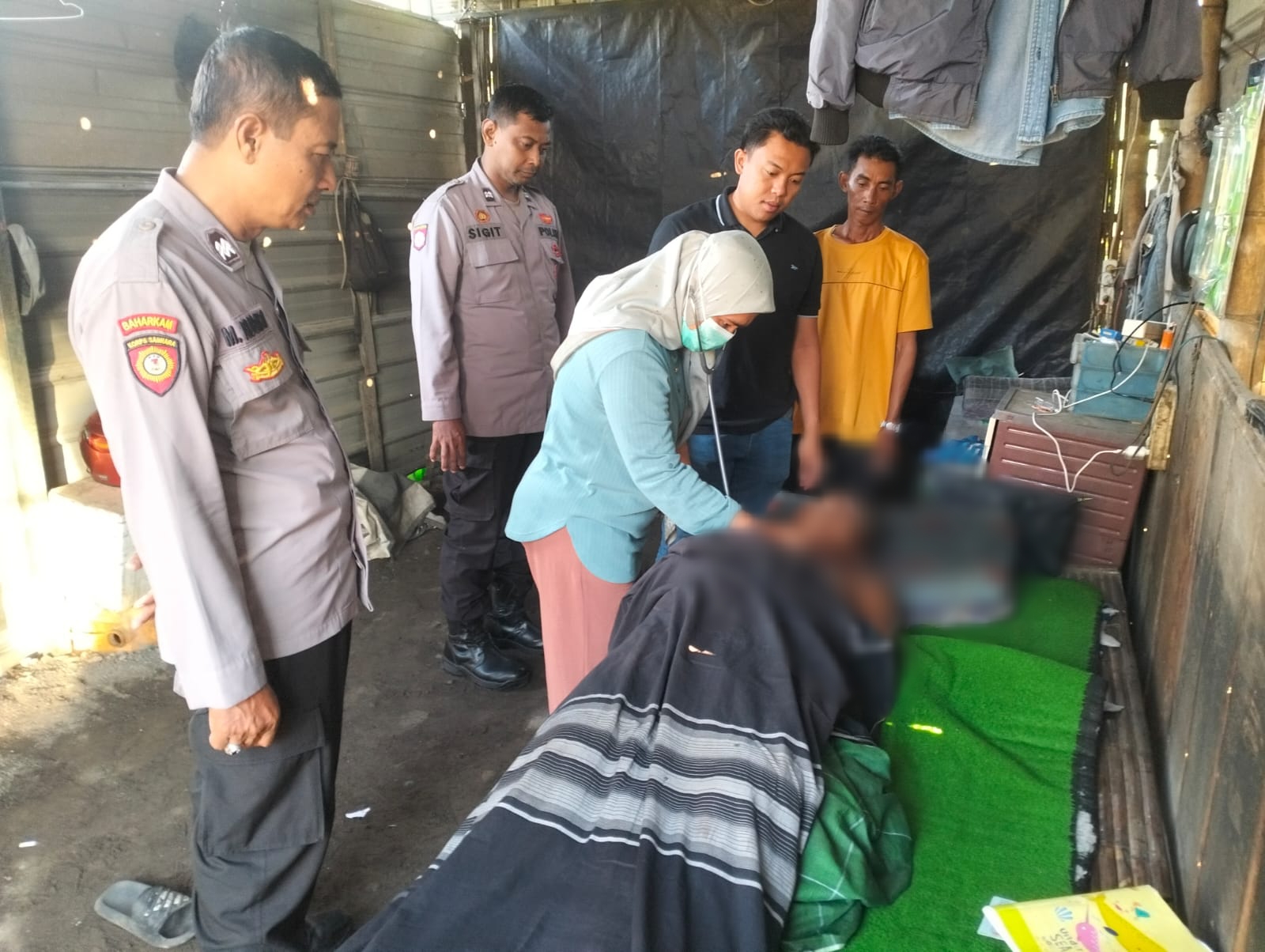 DIEVAKUASI: Anggota Polsek Kedamean saat melakukan olah TKP dan evakuasi korban di Jalan Raya Kedamean, Desa Kedamean, Kecamatan Kedamean, Gresik.