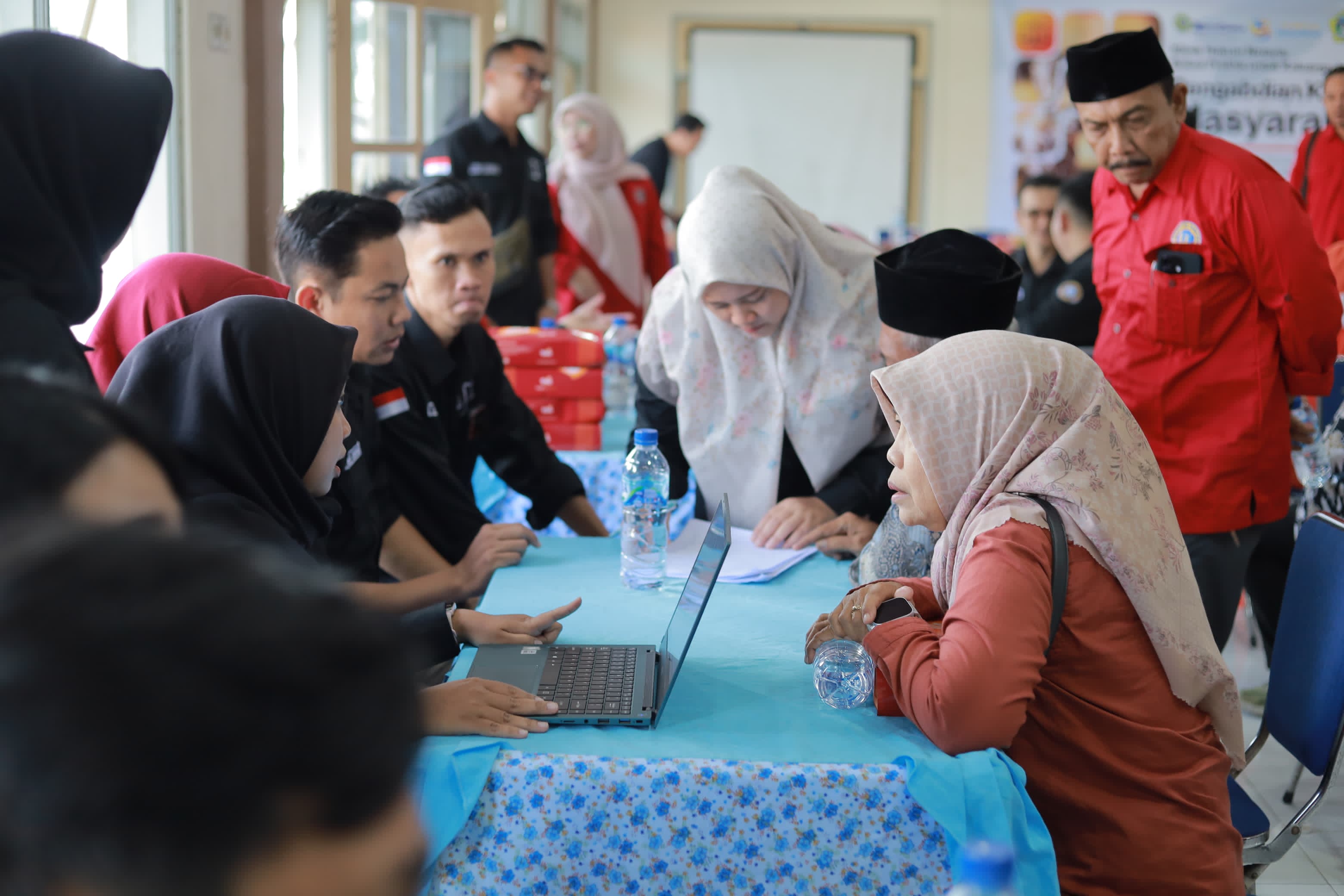 APRESIASI: Pemkab Gresik dan DPRD memberikan apresiasi terkait peningkatan pelayanan kepada masyarakat melalui Klinik Hukum.