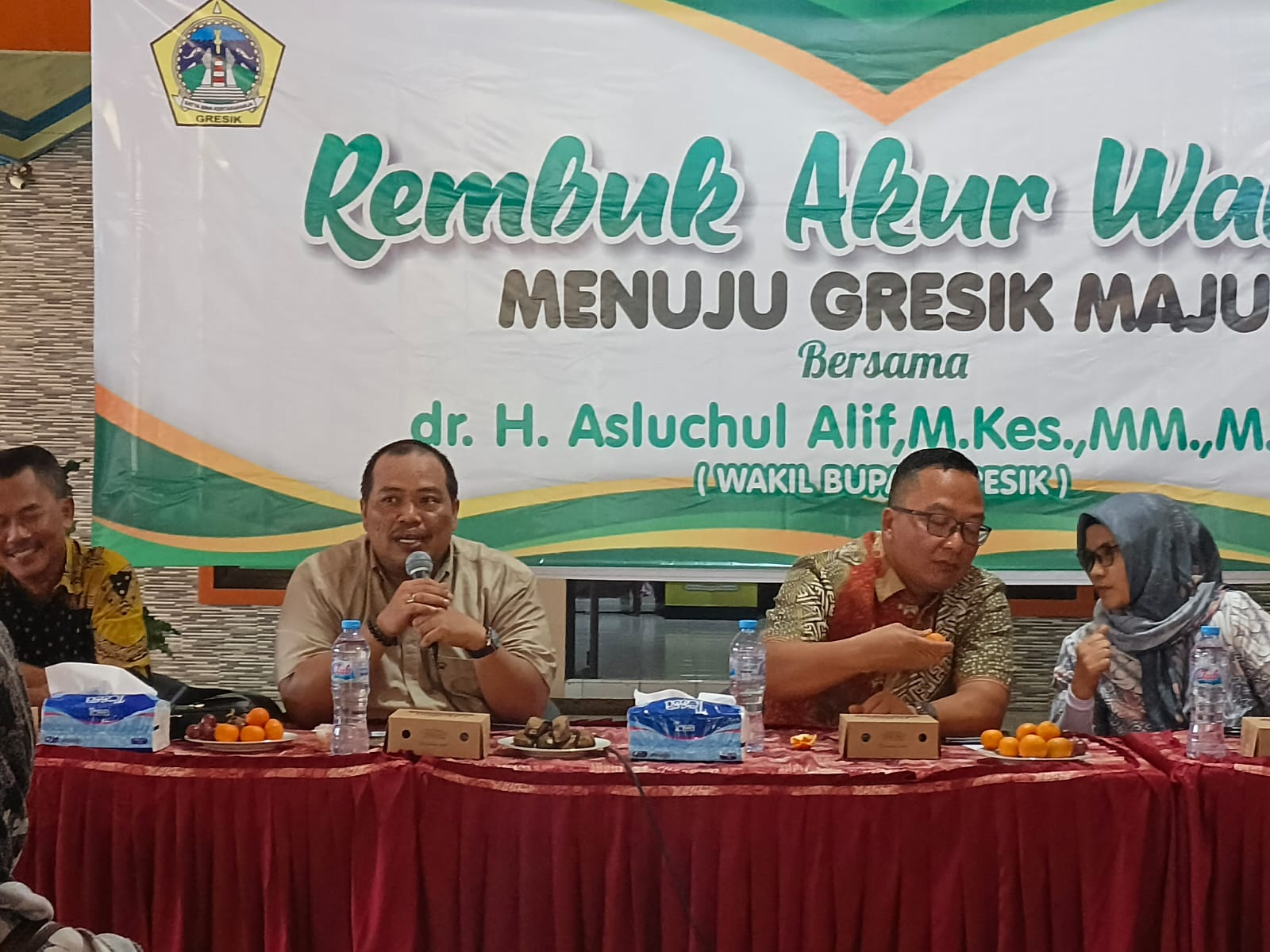 REMBUK AKUR: Anggota Komisi III DPRD Gresik Yuyun Wahyudi saat berdiskusi bersama warga dalam kegiatan Rembuk Akur di Balai Desa Sembayat, Kecamatan Manyar, Gresik.