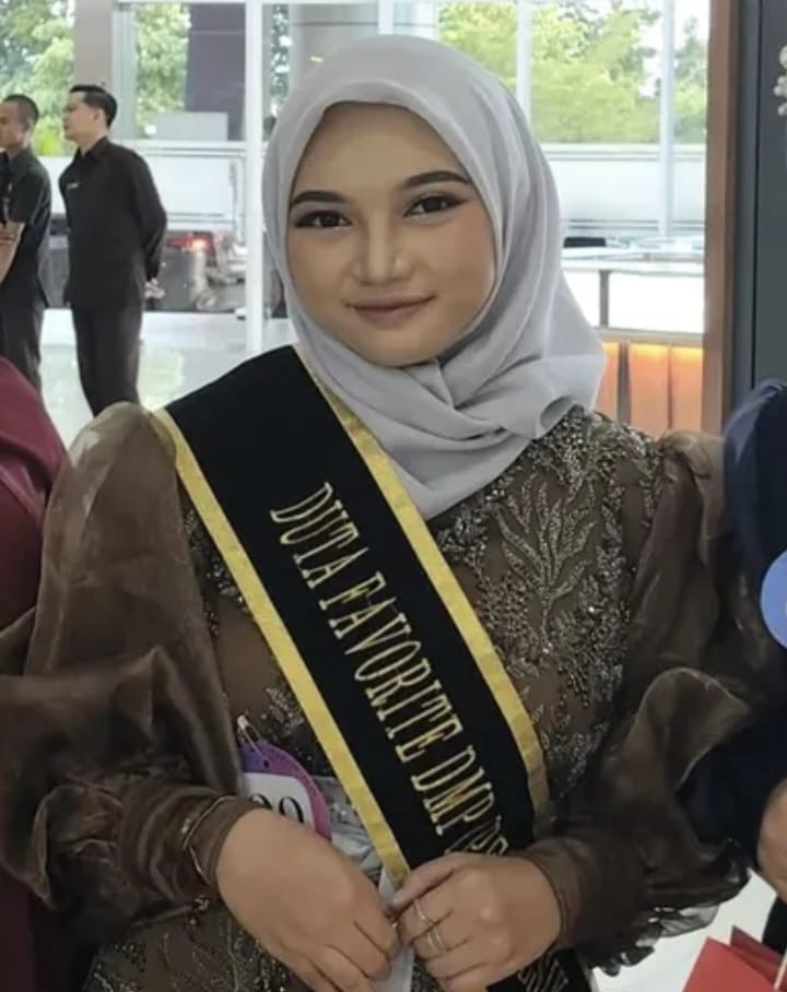 Khairina Tazkiyah Nufus, sukses meraih gelar Juara Favorit dalam ajang Grand Final Duta Muslimahpreneur Gresik 2026.