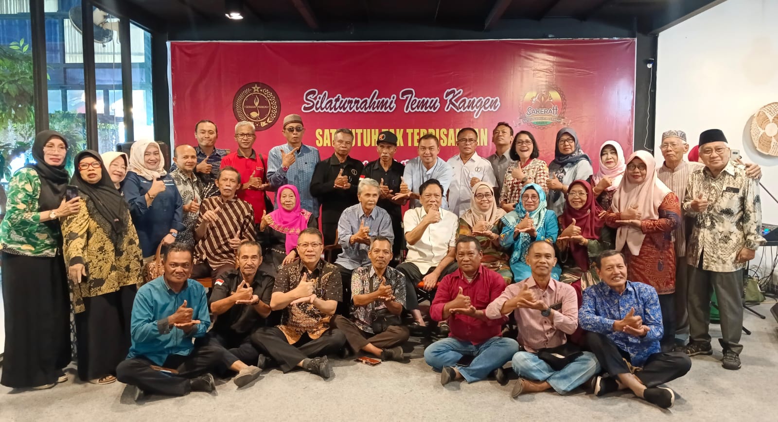 SUASANA: Gerakan Pramuka dari lintas generasi saat berkumpul bersama dalam acara temu kangen dan berbagi pengalaman di Gresik.