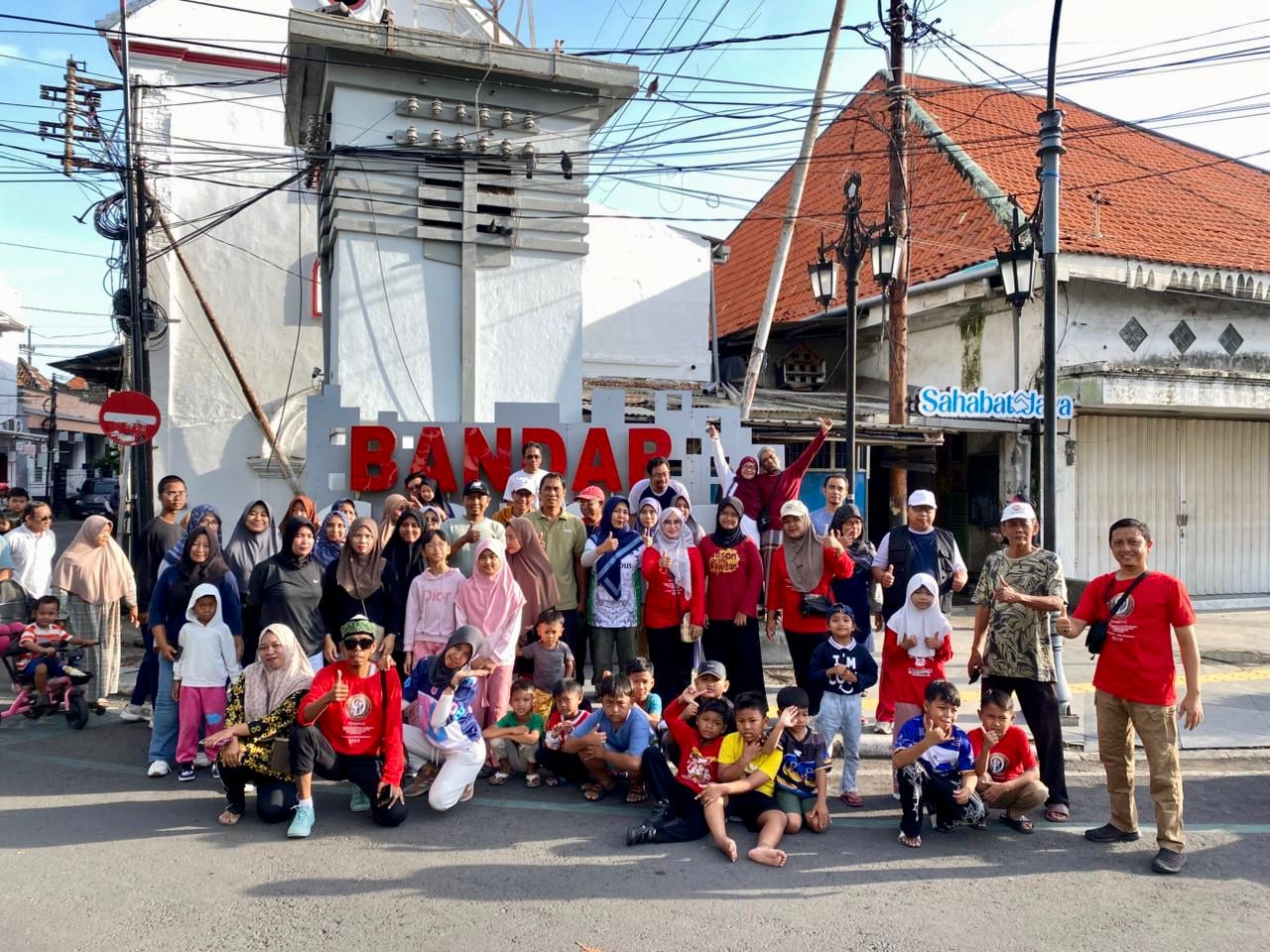Heritage : Warga Kelurahan Kemuteran berfoto di Bandar Grissie di sela jalan sehat minggu lalu.
