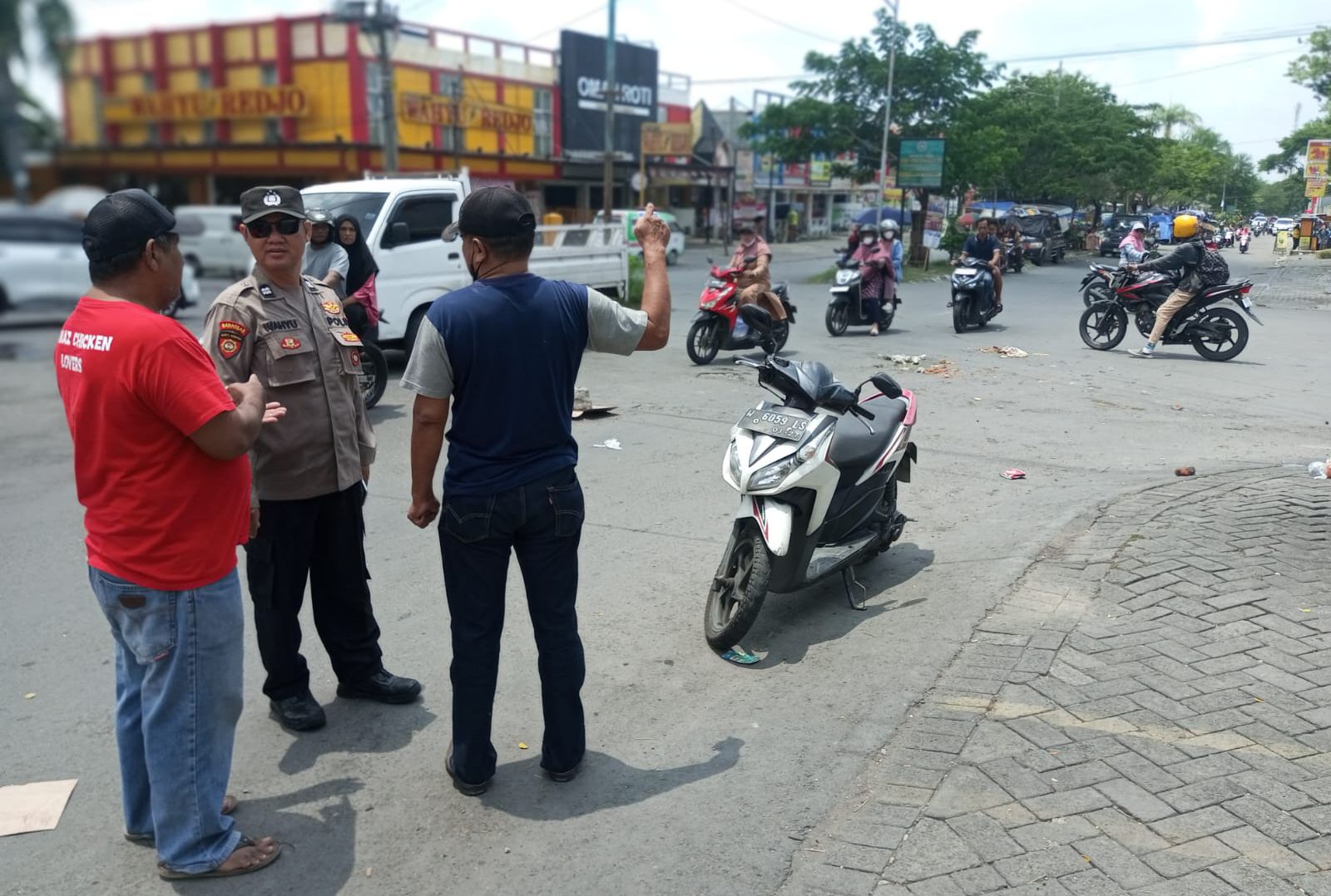OLAH TKP: Anggota Polsek Driyorejo saat melakukan evakuasi dan olah TKP kecelakaan di simpang 4 CBD, Desa Petiken, Kecamatan Driyorejo, Gresik.