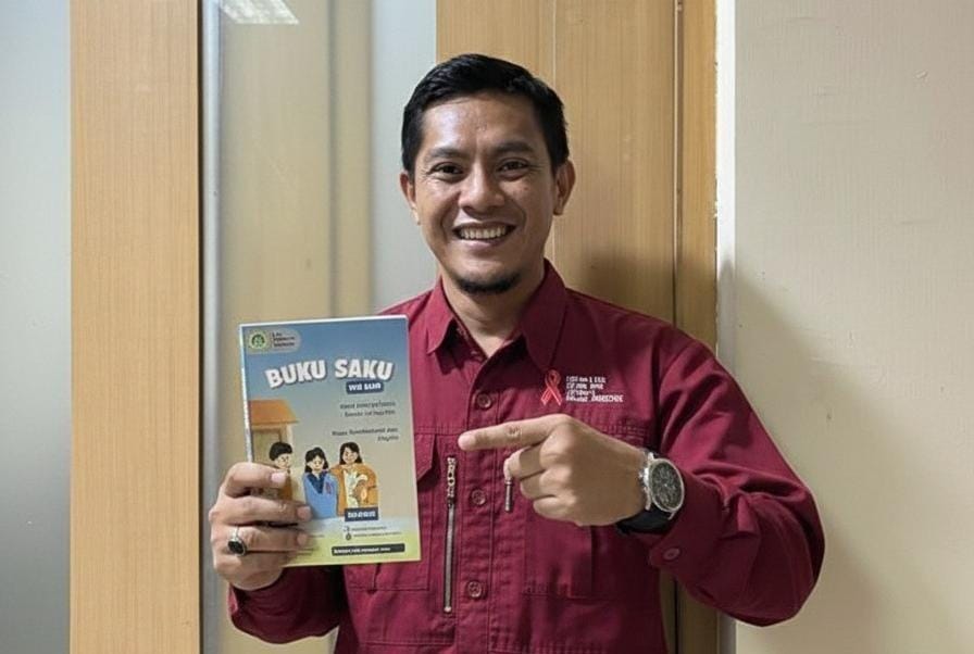 BUKU: Sebagai upaya mengembangkan literasi kesehatan, KPA Gresik meluncurkan Buku Saku HIV/AIDS sebagai panduan edukasi bagi masyarakat.