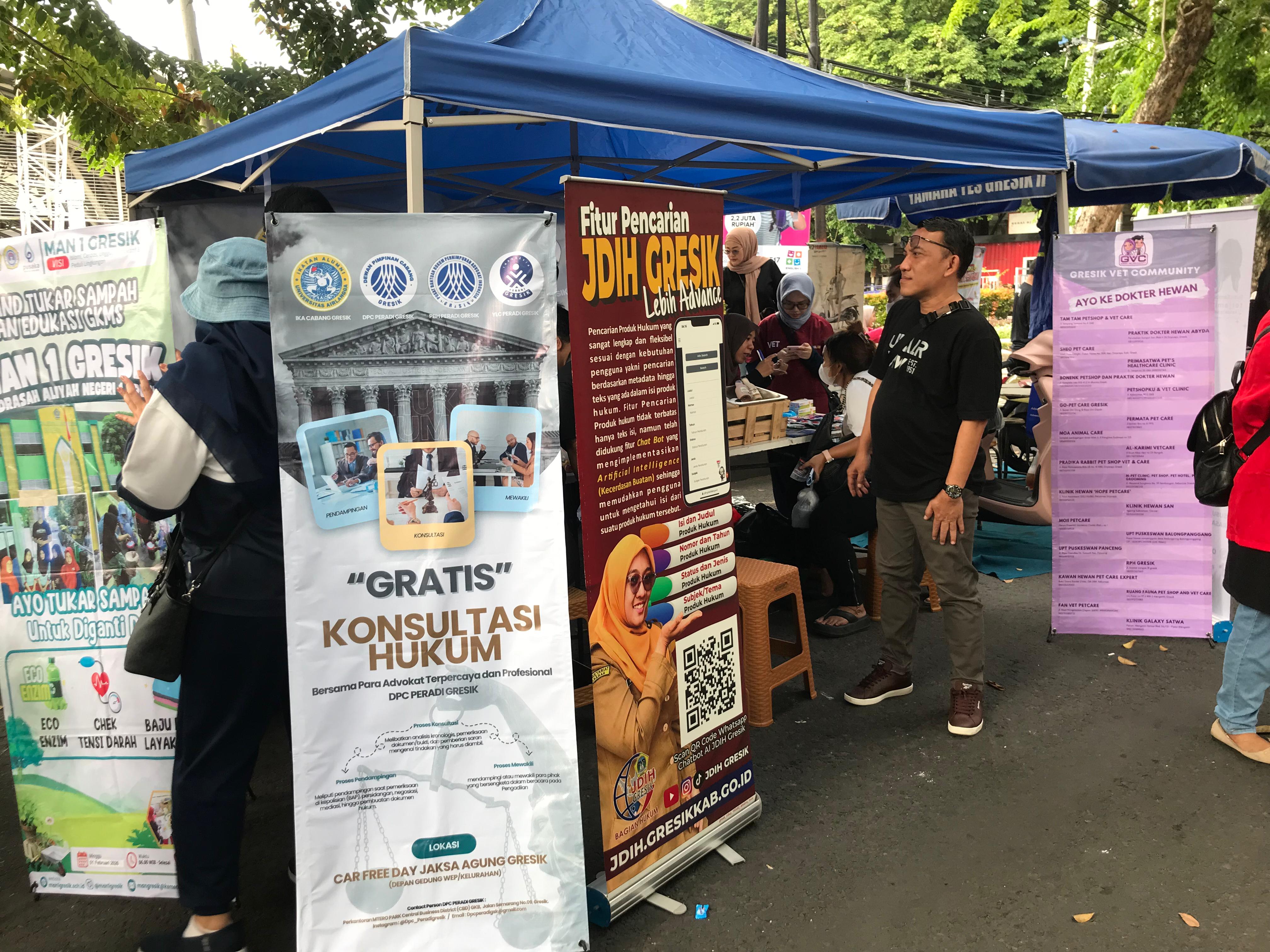 SOSIALISASI : Kepala Bagian Hukum Pemkab Gresik, M. Rum Pramudya memberikan sosialisasi kepada masyarakat CFD, di depan WEP Gresik.