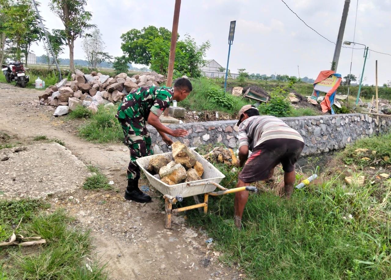 BANTU : Dukun ketahan pangan dan bantu warga dalam membangun drainase.