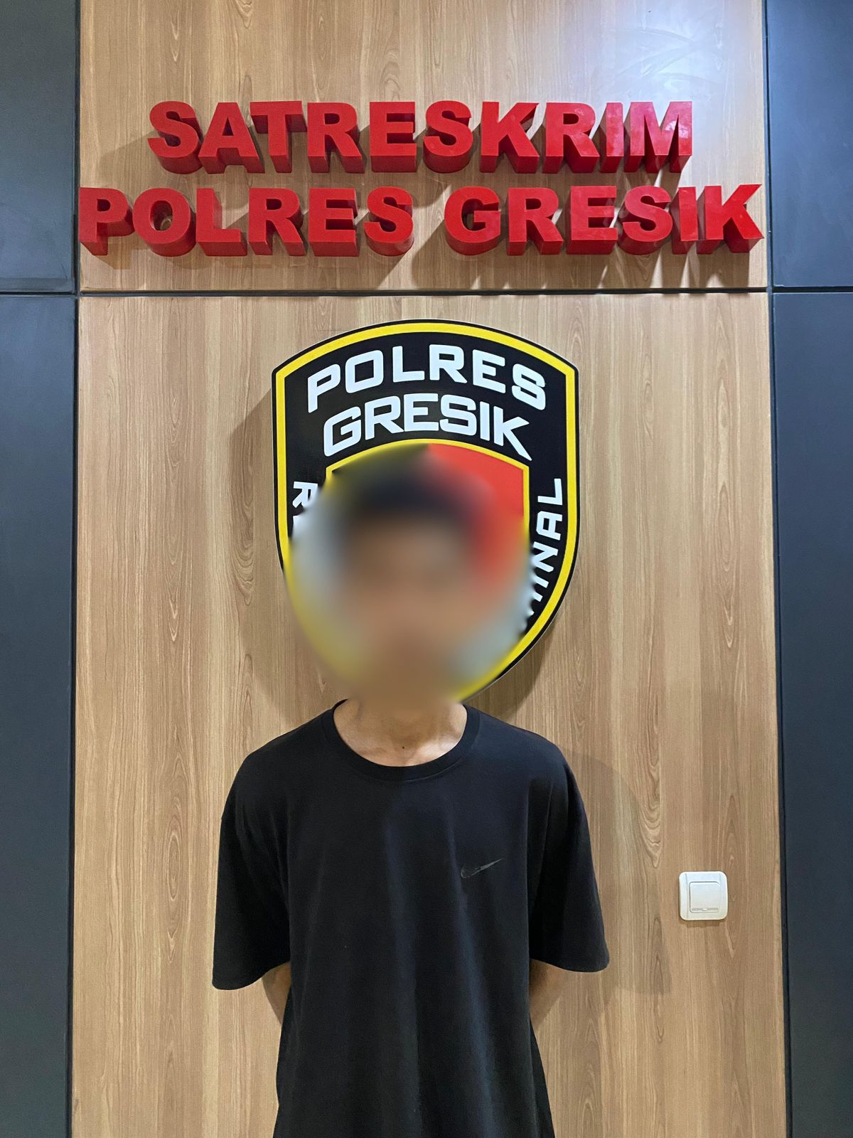 DIAMANKAN : Tersangka AA saat diamankan di Mapolres Gresik oleh anggota Resmob Satreskrim Polres Gresik.