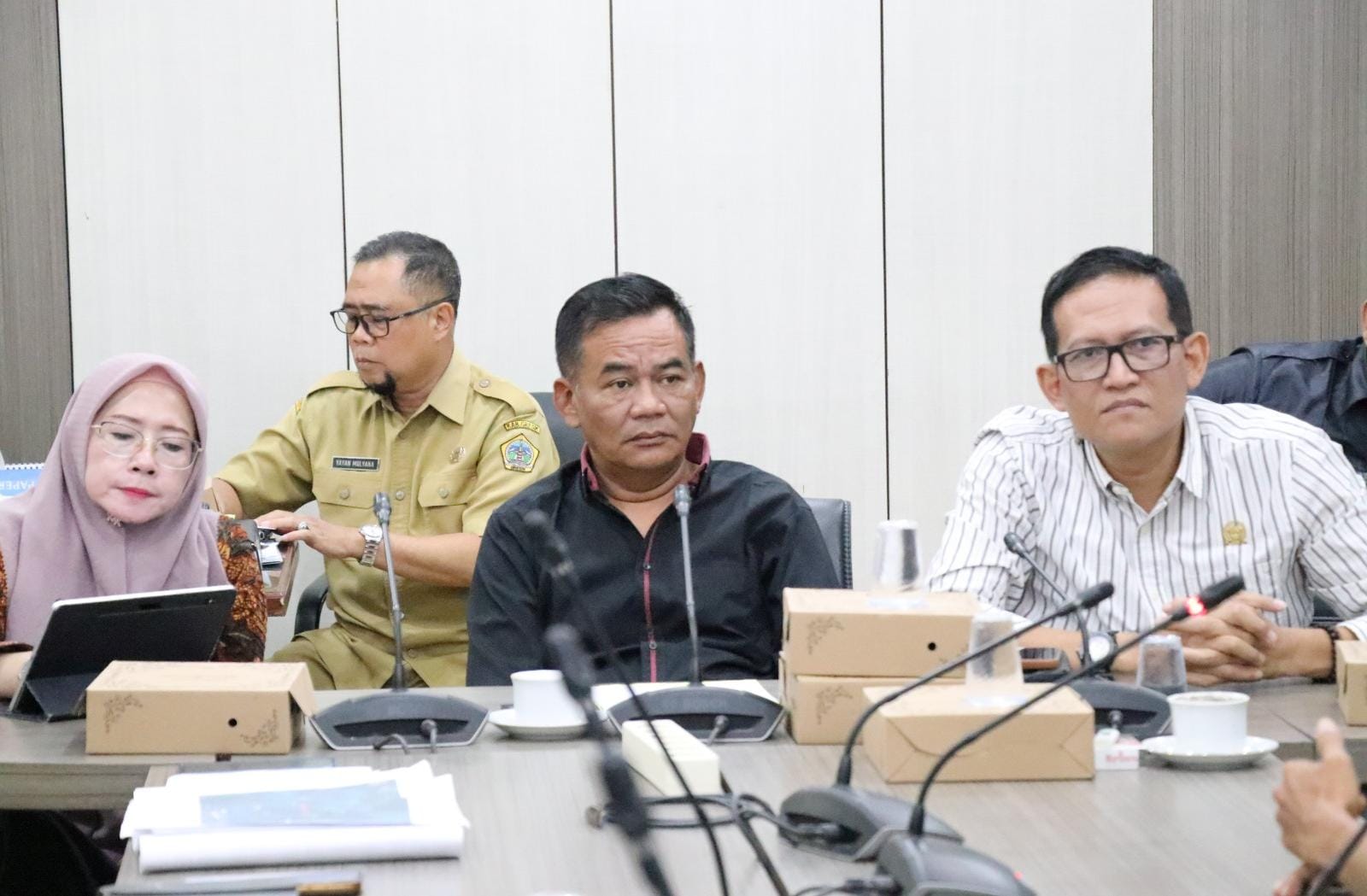 AUDIENSI : Komisi III DPRD Gresik menggelar audiensi bersama OPD, dan warga Tebuwung, Gresik.