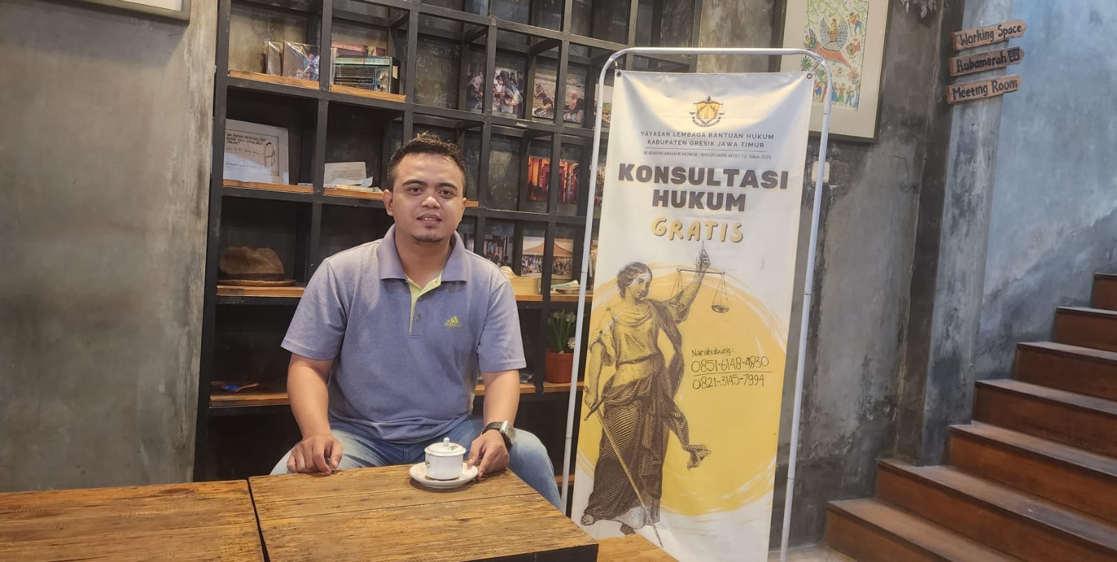 EDUKASI : Pengurus LBH GP Ansor Gresik, Achmad Qomaruz Zaman saat edukasi KUHP baru.