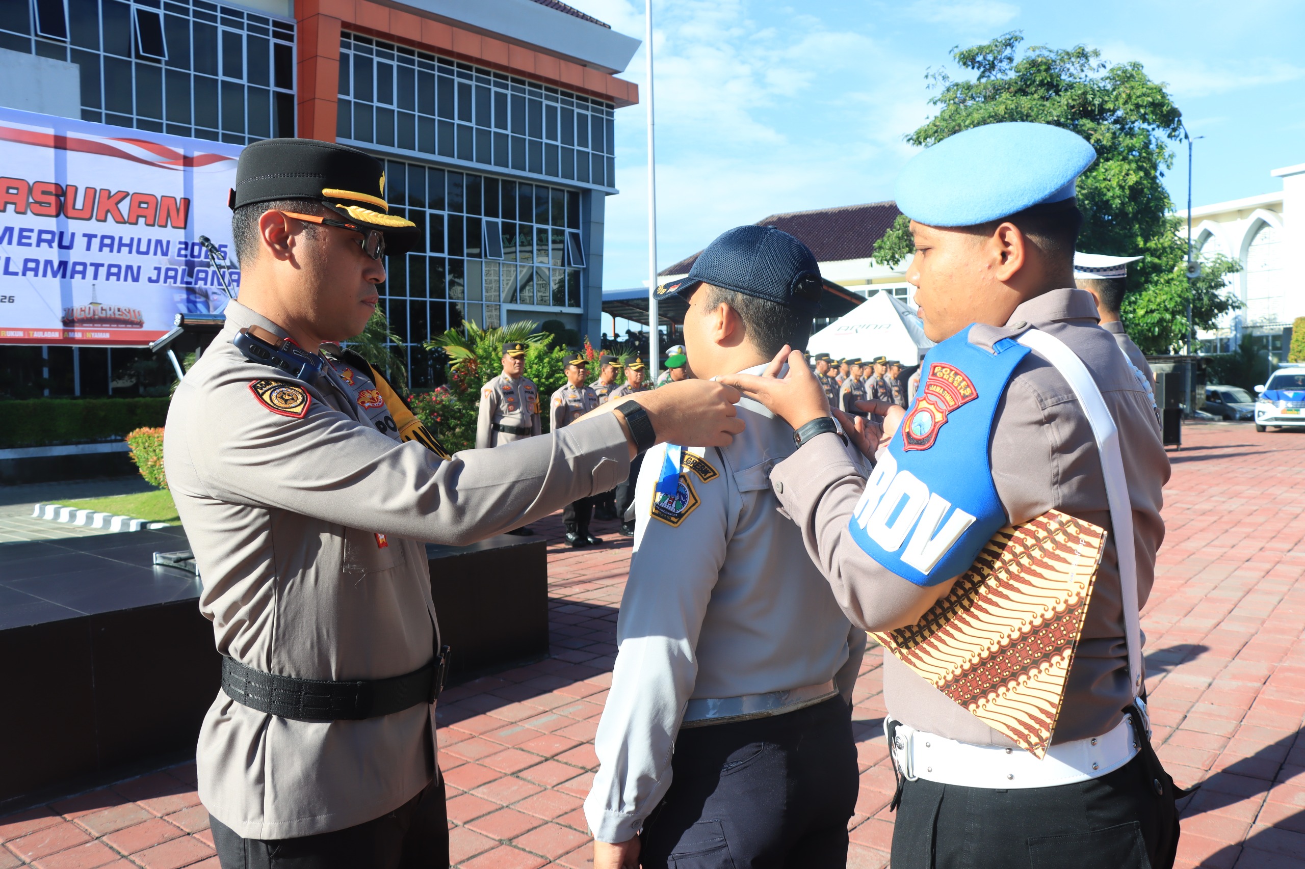 GELAR PASUKAN : Wakapolres Gresik Kompol Shabda Purusha saat menggelar pasukan untuk Operasi Keselamatan Semeru 2026 di halaman Mapolres Gresik.