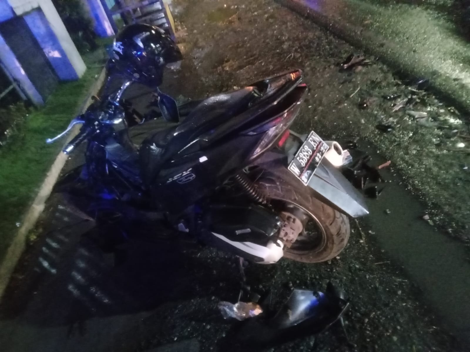 RINGSEK : Kendaraan korban ringsek usai terlibat kecelakaan menabrak truk terparkir akibat mesin rusak di Jalan Raya Desa Cerme Kidul, Kecamatan Cerme.