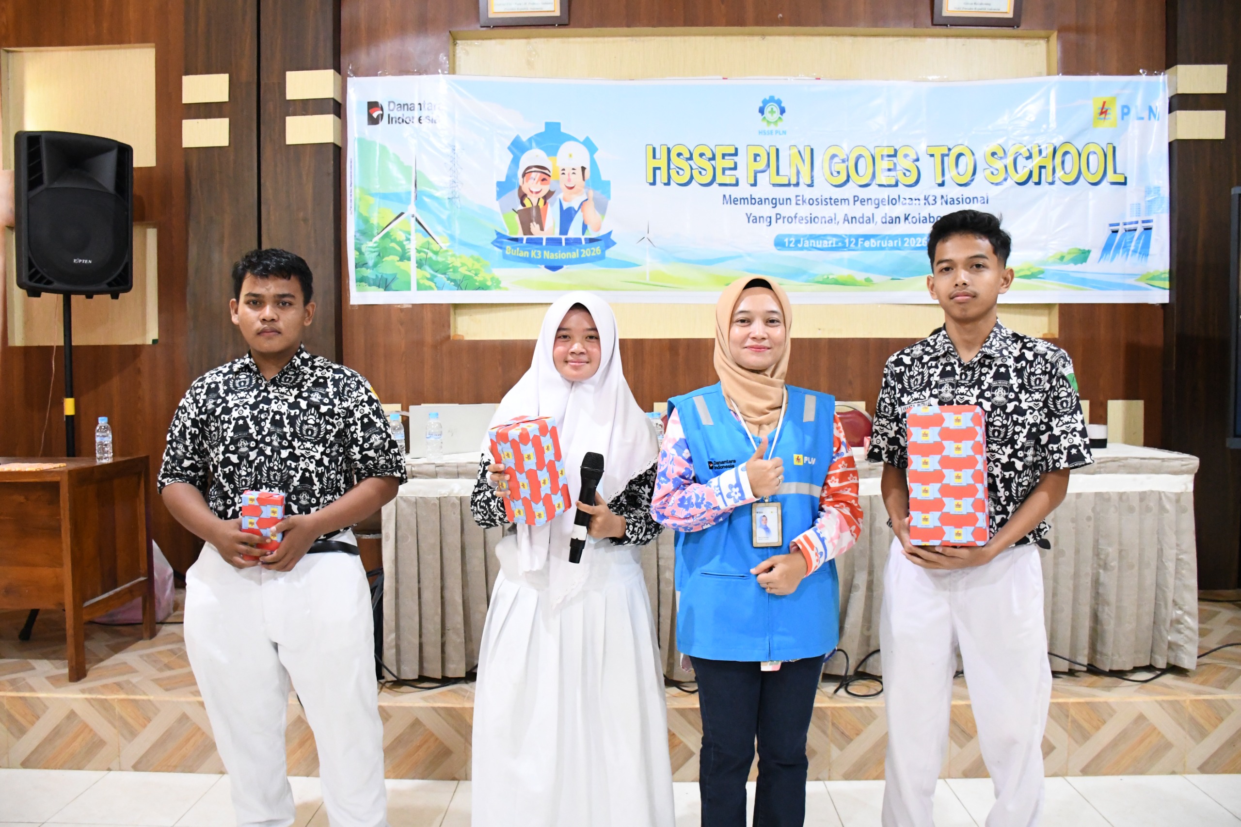 Pegawai PLN UP3 Gresik memberikan edukasi keselamatan ketenagalistrikan kepada pelajar melalui program PLN Goes to School dalam rangka Bulan K3 Nasional 2026.