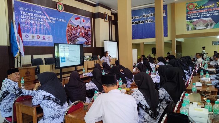 Dinas Pendidikan Gresik bersama PGRI menggandeng Sprix Jepang untuk melatih 58 guru matematika SMP Negeri melalui metode Sansu.