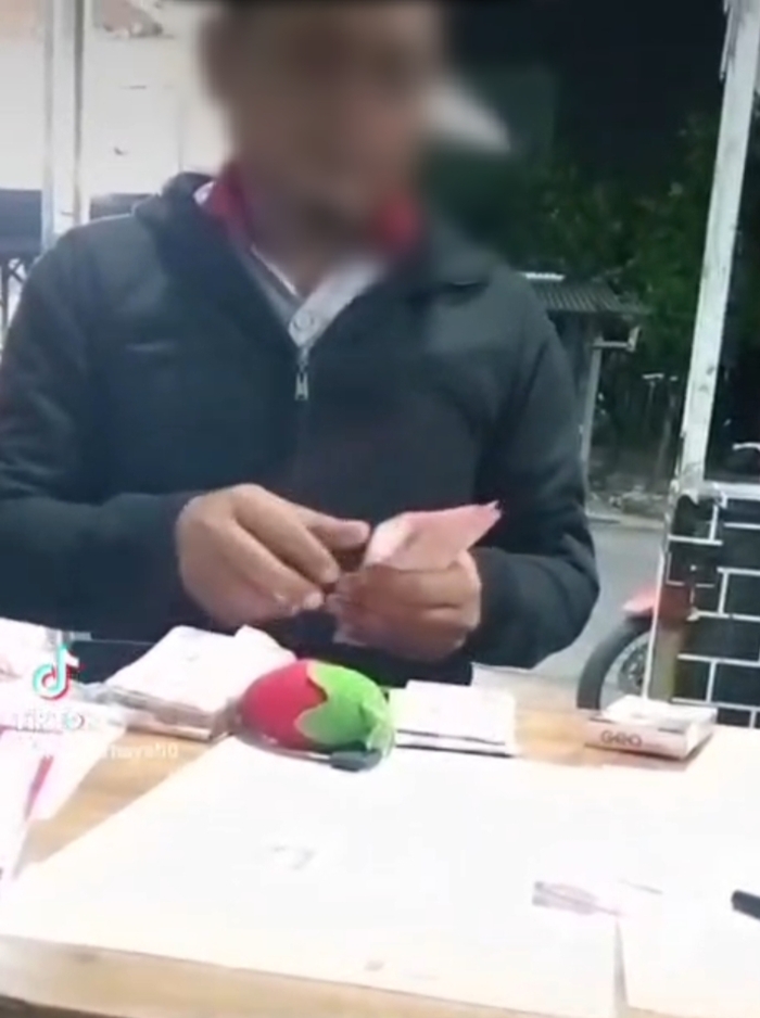 DIBAWA KABUR : Terduga pelaku kasus penipuan inisial MAE saat membawa uang belasan juta milik korban dengan modus oper kontrak sewa lahan untuk berdagang di desa Peganden, Kecamatan Manyar, Gresik.