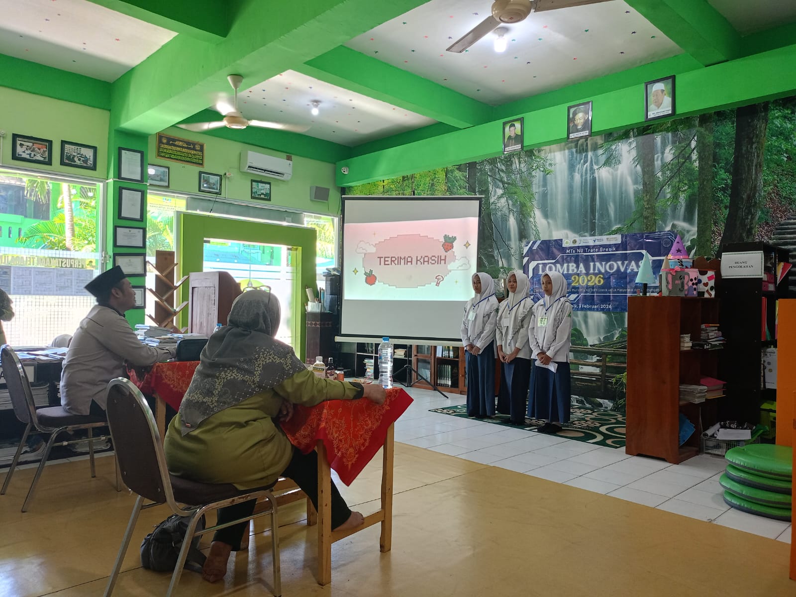 HEBAT : Salah satu tim siswa MTs NU Trate mempresentasikan inovasi mereka dihadapan para juri.