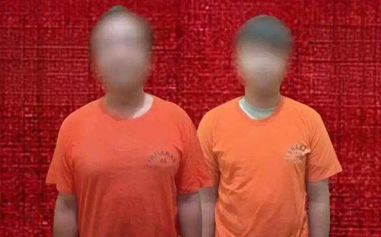 DIAMANKAN : Tersangka inisial KS dan SAF saat diamankan di Mapolres Gresik.